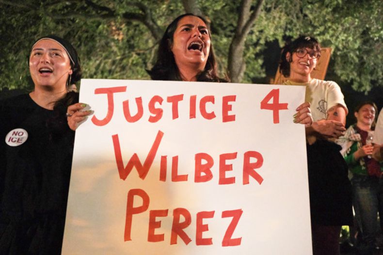 Manifestantes se reúnen el lunes 21 de septiembre de 2026 en Austin, Texas, para protestar luego de que Wilber Rafael Garcés Pérez, un ciudadano venezolano, fue baleado en su vehículo por un agente del ICE el día anterior en Austin, Texas. (AP Foto/Joel Ángel Juárez)