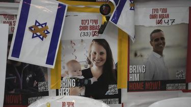 Un cartel muestra la imagen de Shiri Bibas, que fue secuestrada en Israel junto a su esposo y sus dos hijos pequeños el 7 de octubre de 2023 y llevada a Gaza, en Jerusalén, el 21 de febrero de 2025. (AP Foto/Mahmoud Illean)