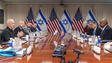 El ministro de Defensa israelí Yoav Gallant, extremo izquierdo, habla en su reunión con el secretario de Defensa de EE.UU. Lloyd Austin, al otro lado de la mesa, en el extremo derecho, en el Pentágono, el martes 26 de marzo de 2024, en Washington. (AP Foto/Jacquelyn Martin)