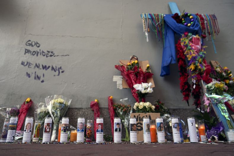 Un monumento a las víctimas del letal ataque con un camión, perpetrado el día de Año Nuevo, en la acera del Barrio Francés de Nueva Orleans, el viernes 3 de enero de 2025. (AP Foto/George Walker IV)