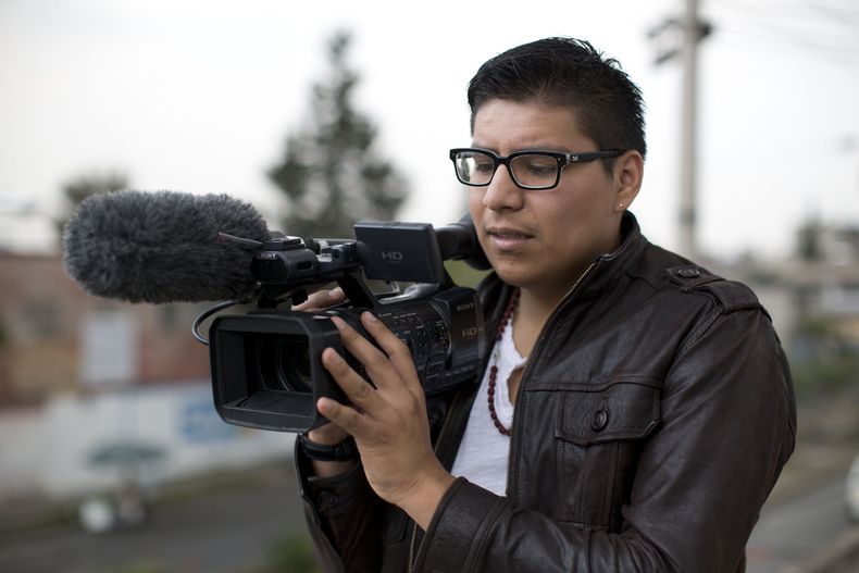 Dar&iacute;o Guerrero graba los alrededores de la casa de sus abuelos en un barrio suburbano de la Ciudad de M&eacute;xico el 3 de octubre del 2014. Guerrero es un dreamer que se qued&oacute; varado en M&eacute;xico tras salir de Estados Unidos por una em