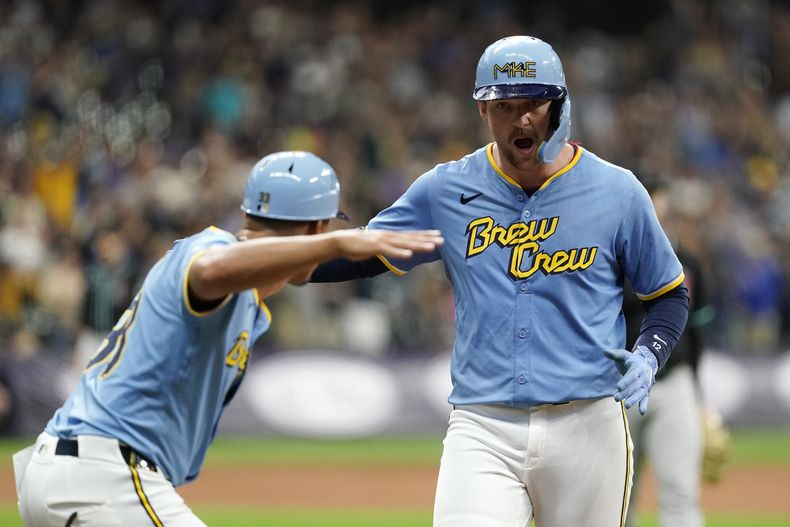 Rhys Hoskins, de los Cerveceros de Milwaukee reacciona tras conectar un sencillo productivo de dos carreras durante el octavo episodio del juego de béisbol ante los Diamondbacks de Arizona, el domingo 22 de septiembre de 2024, en Milwaukee. (AP Foto/Aaron Gash)
