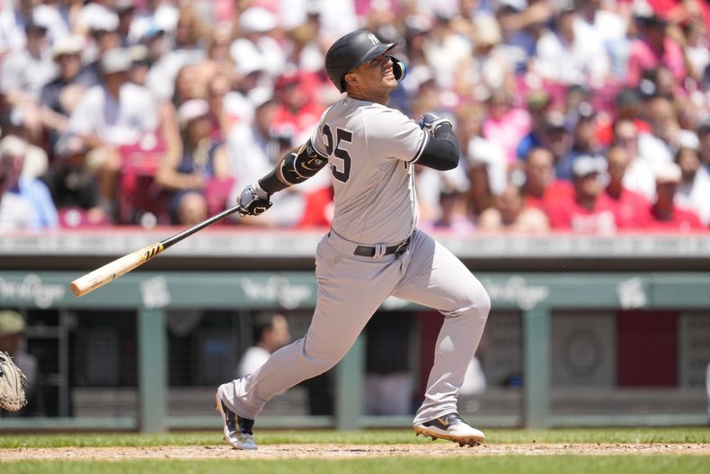Gleyber Torres de los Yanquis de Nueva York observa su jonrón solitario en la sexta entrada frente a los Rojos de Cincinnati el domingo 21 de mayo del 2023. (AP Foto/Jeff Dean)
