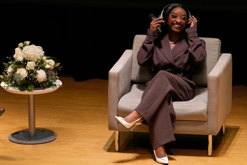 La gimnasta estadounidense Simone Biles sonríe durante una charla motivacional en el edificio municipal de Buenos Aires después de que fue declarada World Capital of Sport 2027 por ACES el miércoles 8 de octubre del 2025. (AP Foto/Natacha Pisarenko)