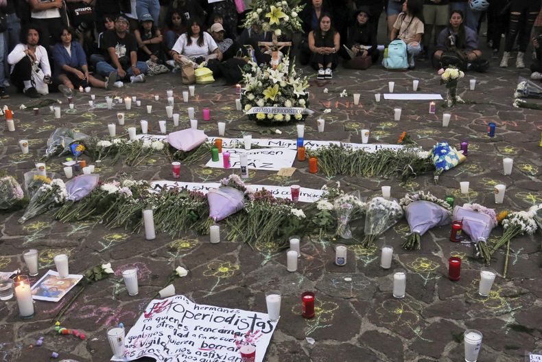Personas realizan una vigilia en la entrada del Parque Bicentenario en la Ciudad de México el domingo 6 de abril de 2025, después de que el festival AXE Ceremonia fuera suspendido por el colapso de una estructura que mató a dos fotógrafos el día antes. (Foto AP/Berenice Bautista)