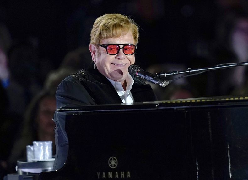 ARCHIVO - Elton John actúa en el jardín sur de la Casa Blanca en Washington, el viernes 23 de septiembre de 2022. (Foto AP/Susan Walsh, archivo)