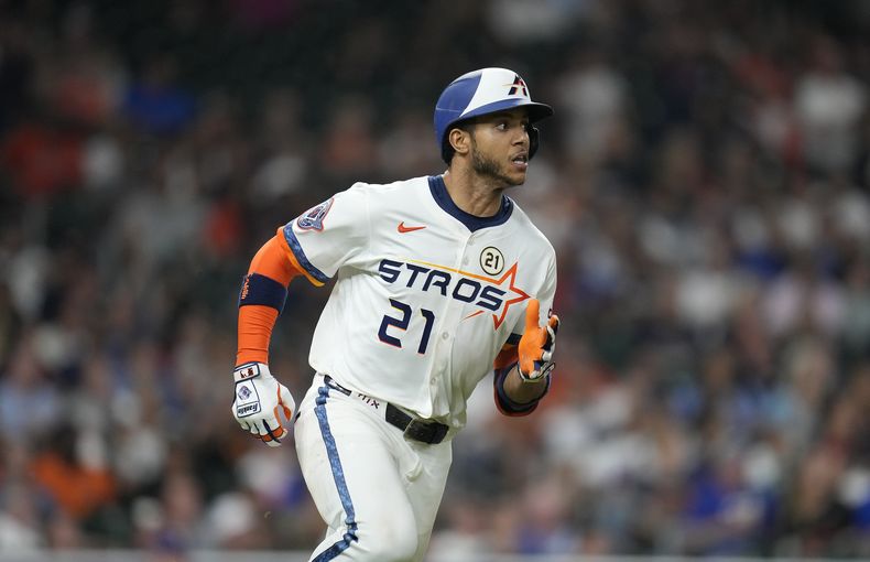 El dominicano de los Astros de Houston Jeremy Peña corre tras su doble remolcador frente al abridor de los Rangers de Texas Jack Leiter en la séptima entrada el lunes 15 de septiembre del 2025. (AP Foto/Karen Warren)