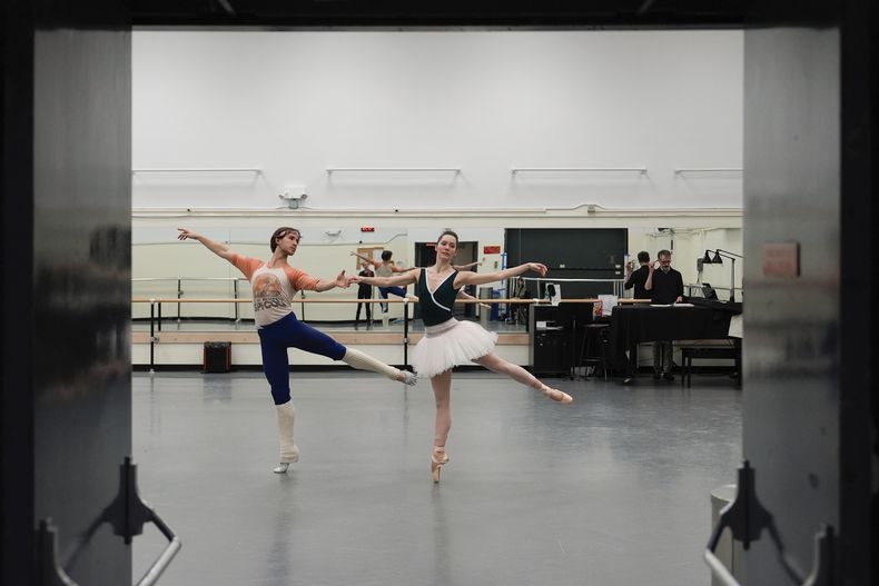 Unity Phelan, en el centro, y Joseph Gordon, a la izquierda, ensayan para El lago de los cisnes del Ballet de la ciudad de Nueva York, el martes 25 de febrero de 2025, en Nueva York. (Foto AP/Julia Demaree Nikhinson)
