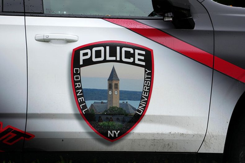 Una patrulla de la policía de la Universidad de Cornell en el campus de esa institución en Ithaca, Nueva York, el 1 de octubre del 2026. (AP foto/Matt Rourke)
