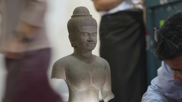 Personal especializado prepara una estatua que regresó de Estados Unidos a Camboya, antes de una ceremonia oficial en el Museo Nacional de Camboya, el jueves 4 de julio de 2024, en Nom Pen, Camboya. (Foto AP/Heng Sinith)