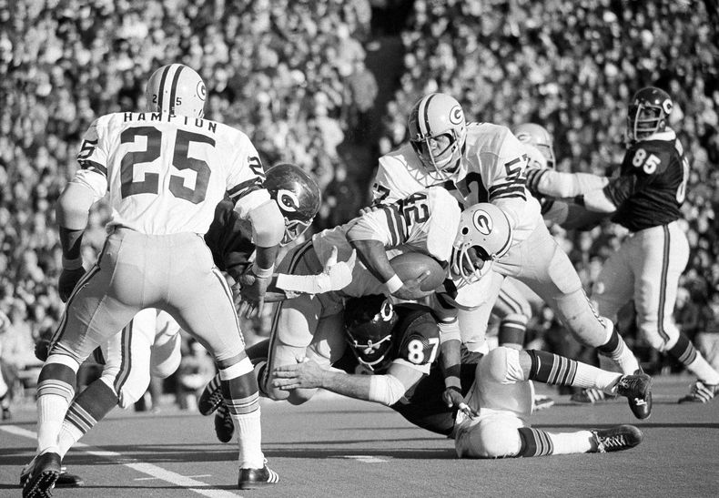 ARCHIVO - Ken Bowman (57), participa en una jugada con los Packers de Green Bay ante los Bears de Chicago, el 8 de noviembre de 1971 (AP Foto/Fred Jewell, archivo)