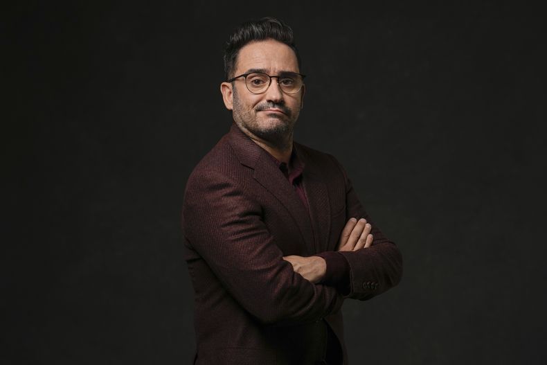 ARCHIVO - El director J. A. Bayona posan para un retrato para promover la película La sociedad de la nieve el 27 de octubre de 2023, en Los Ángeles. La sociedad de la nieve fue la película más galardonada de los Premios Platino el 20 de abril de 2024. (Foto AP/Ashley Landis, archivo)