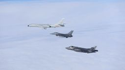 En esta imagen difundida por el Departamento de Defensa de Estados Unidos, aviones de combate estadounidense interceptan a una aeronave militar rusa que operaba en la Zona de Identificación de Defensa Aérea de Alaska, el 24 de julio de 2024. (Departamento de Defensa vía AP)