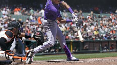 Daza rompe el empate; Rockies vencen a erráticos Gigantes