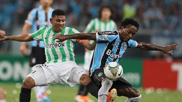americateve | Ze Roberto, del Gremio de Brasil, controla el esf&eacute;rico, marcado por Alexander Mej&iacute;a del Atl&eacute;tico Nacional, durante un partido de la Copa Libertadores realizado el martes 25 de febrero de 2014 (AP Foto/Nabor Goulart)