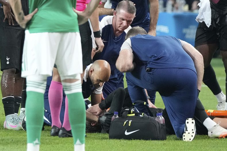 James Maddison, volante de Tottenham, recibe asistencia médica tras lesionarse en el partido amistoso contra Newcastle, el domingo 3 de agosto de 2025, en Seúl. (AP Foto/Ahn Young-joon)