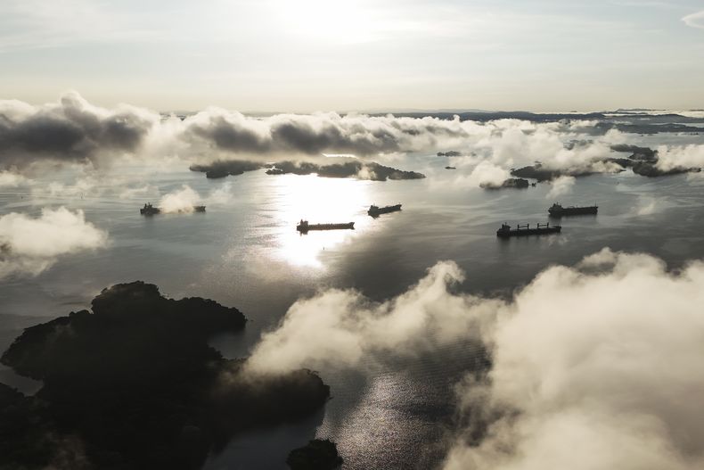 ARCHIVO - Buques de carga esperan para transitar el Canal de Panamá en el lago Gatún en Colón, Panamá, el 2 de septiembre de 2024. (Foto AP/Matías Delacroix, Archivo)
