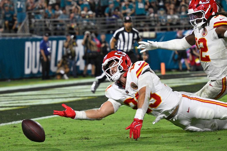 Drue Tranquill, linebacker de los Chiefs de Kansas City, no puede atrapar un balón para una intercepción ante los Jaguars de Jacksonville, el lunes 6 de octubre de 2025 (AP Foto/Phelan M. Ebenhack)
