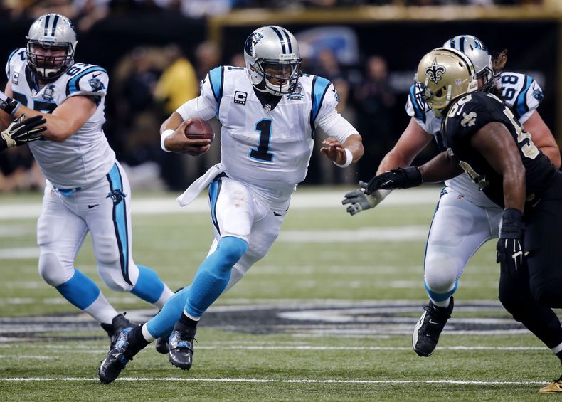 El quarterback de los Panthers de Carolina Cam Newton (1) lleva el bal&oacute;n en la primera mitad de un partido de la NFL contra los Saints de Nueva Orle&aacute;ns el domingo, 7 de diciembre del 2014. (Foto AP/Bill Haber)