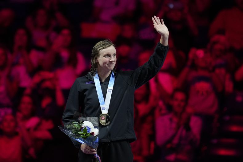 Katie Ledecky reacciona tras ganar las finales de los 400 metros libres de mujeres en las pruebas olímpicas de Estados Unidos en Indianápolis el sábado 15 de junio del 2024. (AP Foto/Michael Conroy)