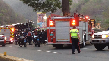 americateve | Un autobús colisionó contra un objeto fijo, presuntamente un árbol. Indicaron que varias personas se encontraban atrapadas y los bomberos debieron realizar maniobras con equipos especiales para el rescate de heridos y la recuperación de algunos cuerpos.