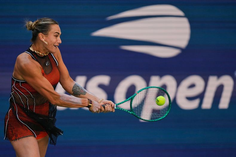 La bielorrusa Aryna Sabalenka devuelve la pelota durante un partido de dobles mixtos en el Abierto de Tenis de Estados Unidos, el martes 25 de agosto de 2026, en Nueva York. (Foto AP/Yuki Iwamura)