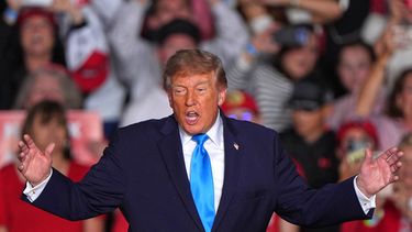 El presidente Donald Trump llega para una concentración electoral en Grand Island, Nebraska, el 5 de octubre del 2026. (AP foto/Charlie Riedel)