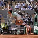 Carlos Alcaraz en acción en el partido contra Taro Daniel durante la segunda ronda del Abierto de Francia, el miércoles 31 de mayo de 2023, en París. (AP Foto/Thibault Camus)