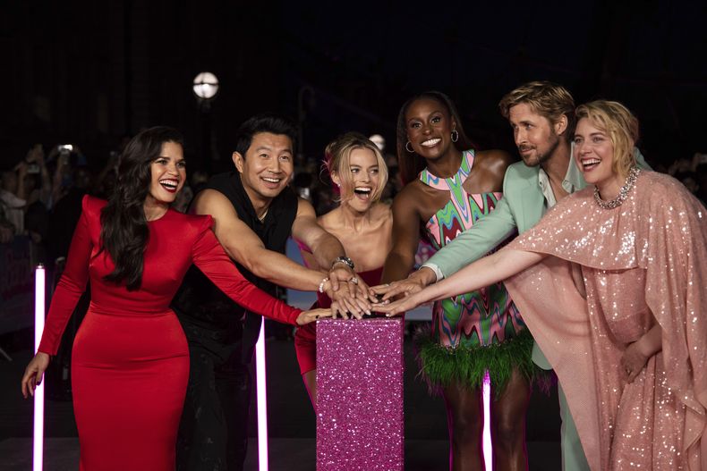 America Ferrera, de izquierda a derecha, Simu Liu, Margot Robbie, Issa Rae, Ryan Gosling y Greta Gerwig posan en la sesión fotográfica de la película Barbie el miércoles 12 de julio de 2023 en Londres. (Vianney Le Caer/Invision/AP)