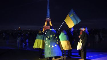Banderas de Ucrania y de la Unión Europea en el tercer aniversario de la invasión rusa de Ucrania, en París, el 24 de febrero del 2025. (AP foto/Christophe Ena)