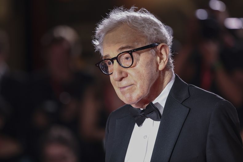 ARCHIVO - El director Woody Allen posa para fotógrafos a su llegada para el estreno de la película Coup de Chance durante la 80ª edición del Festival de Cine de Venecia en Venecia, Italia, el 4 de septiembre de 2023. (Foto Vianney Le Caer/Invision/AP, File)