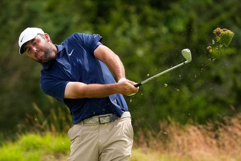 Scottie Scheffler realiza su tiro de salida en el hoyo 11 durante la segunda ronda del torneo de golf Abierto de EE. UU. en el Shinnecock Hills Golf Club en Southampton, Nueva York, el viernes 19 de junio de 2026. (Foto AP/Seth Wenig)