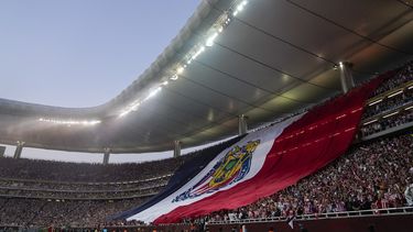 Los hinchas de Guadalajara despliegan una enorme bandera en las gradas previo al duelo contra Tigres por el título de la Liga MX, el domingo 28 de mayo de 2023, en Guadalajara. (AP Foto/Eduardo Verdugo)