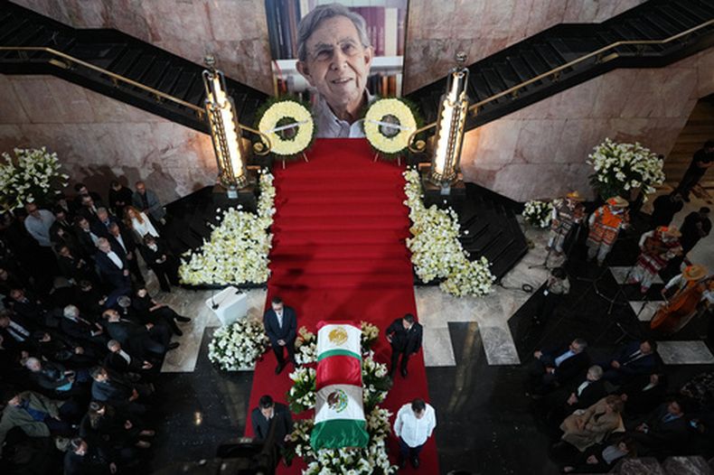 Personas asisten a un homenaje al político Cuauhtémoc Cárdenas, tres veces candidato presidencial, quien falleció el miércoles a los 92 años, en el Palacio de Bellas Artes de la Ciudad de México, el viernes 30 de octubre de 2026. (Foto AP/Eduardo Verdugo)