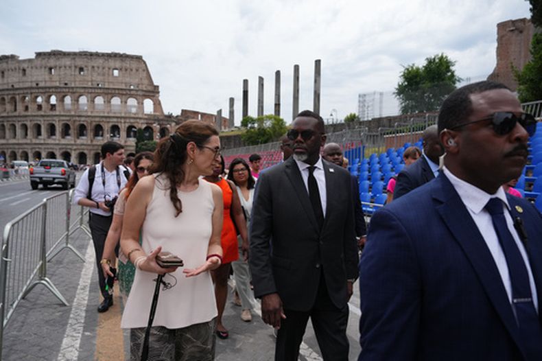 El alcalde de Chicago Brandon Johnson (centro) en Roma el 29 de mayo del 2026. (AP foto/Alessandra Tarantino)