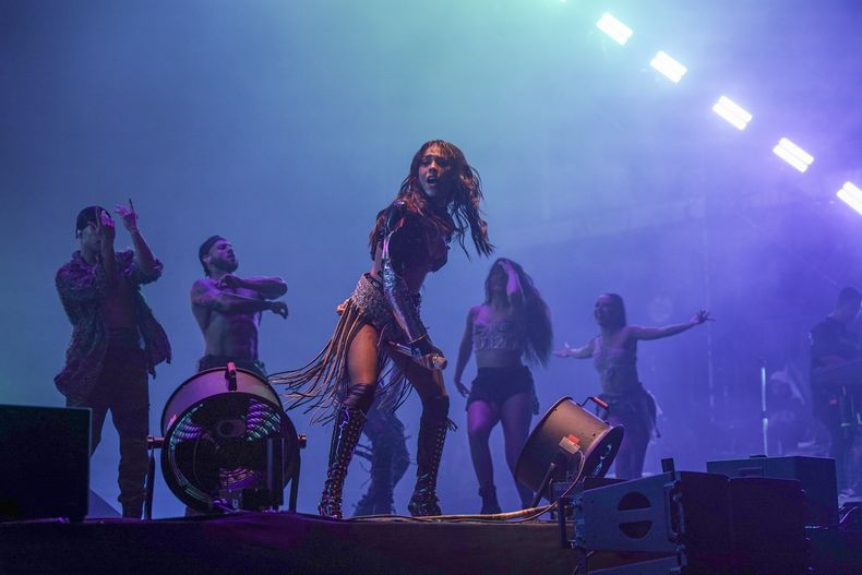 La cantante mexicana Danna Paola durante su concierto en el festival HERA HSBC en la Ciudad de México el sábado 24 de agosto de 2024. (Foto AP/Aurea Del Rosario)