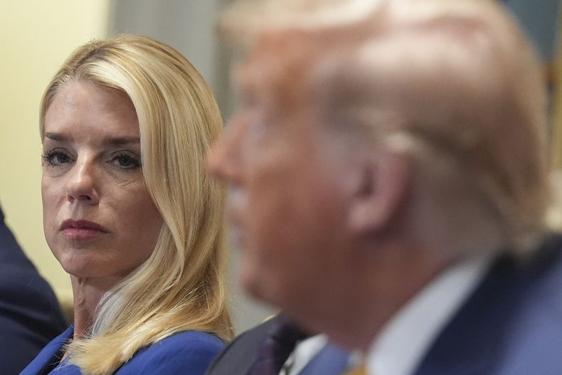La secretaria de Justicia de Estados Unidos, Pam Bondi, izquierda, escucha al presidente Donald Trump, derecha, en una reunión de gabinete en la Casa Blanca, el martes 8 de julio de 2025, en Washington. (AP Foto/Evan Vucci)