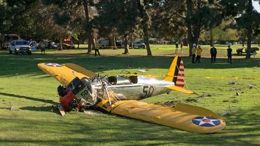 harrison ford aterrizaje de emergencia en un campo de golf