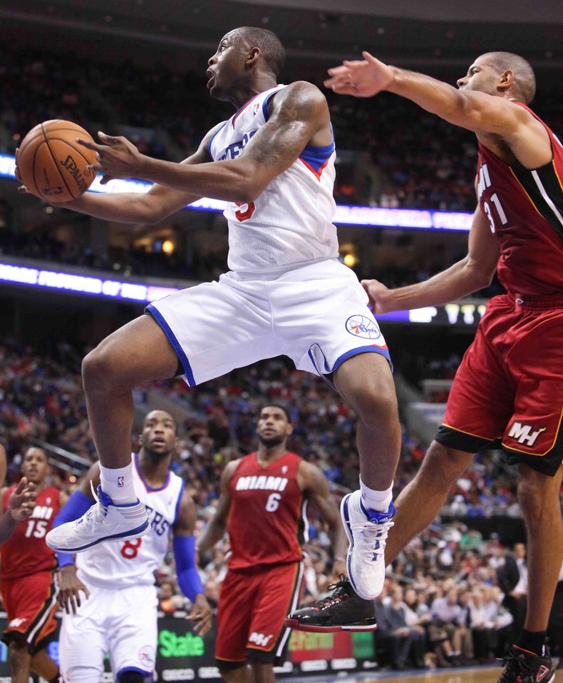 James Anderson, de los 76ers de Filadelfia, prepara un enceste contra el Heat de Miami, en la primera mitad del juego del mi&eacute;rcoles 30 de octubre de 2013, en Filadelfia. (Foto AP/The Wilmington News-Journal, Suchat Pederson )
