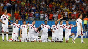 americateve | Los jugadores de Costa Rica durante la definici&oacute;n de penales contra Holanda en el partido de cuartos de final del Mundial en Salvador, Brasil, el s&aacute;bado 5 julio de 2014. (AP Foto/Wong Maye-E)