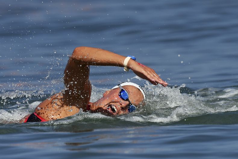ARCHIVO - La holandesa Sharon van Rouwendaal compite en la final de 5 kilómetros en el campeonato europeo de natación, el 20 de agosto de 2022, en Ostia, Italia. (Gian Mattia DAlberto/LaPresse vía AP)