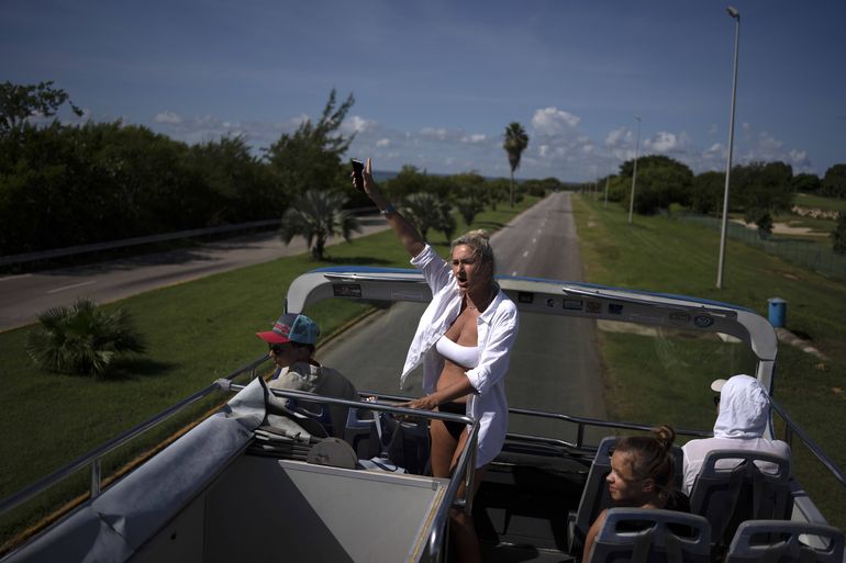 El arribo de viajeros y turistas internacionales a Cuba ha decrecido en un 75% durante 2021