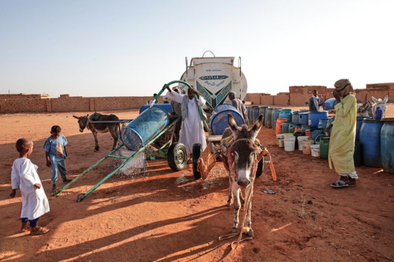 Gente llena recipientes de agua en un punto de distribución gratuito en Jartum, Sudán, el 30 de enero de 2026. (Foto AP/Marwan Ali, Archivo)