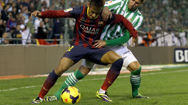 americateve | Neymar resiste la marca de Markus Steinhofer durante el partido entre Barcelona y Betis del 10 de noviembre del 2013. Un gol del brasile&ntilde;o figura entre los diez postulados al mejor tanto del a&ntilde;o de la FIFA. (AP Photo/Angel Fern&aacute;ndez)