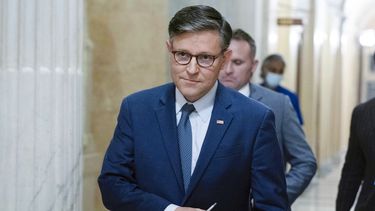 ARCHIVO – El presidente de la Cámara de Representantes, Mike Johnson, se dirige a una reunión en el Capitolio, en Washington, el 11 de septiembre de 2024. (AP Foto/Jose Luis Magana, Archivo)