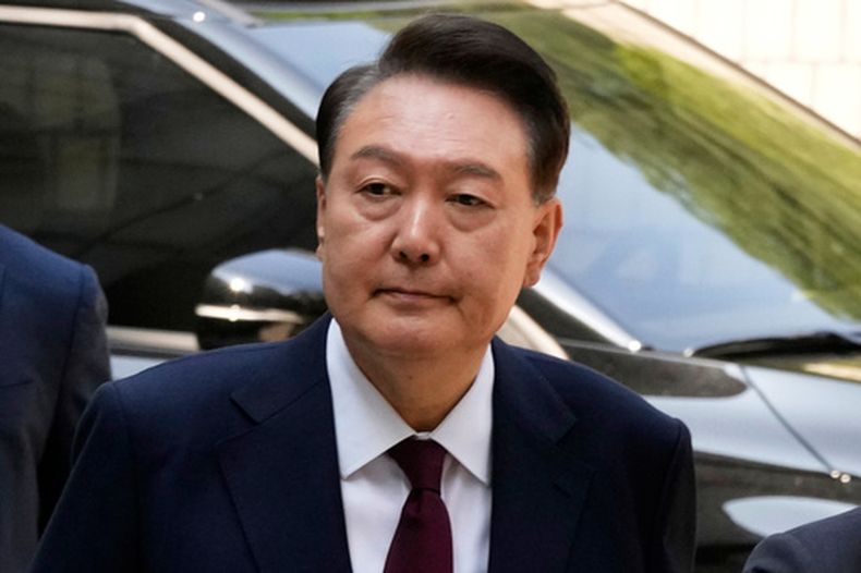El expresidente depuesto de Corea del Sur, Yoon Suk Yeol, llega para asistir a su juicio en el Tribunal del Distrito Central de Seúl, el 12 de mayo de 2025, en Seúl, Corea del Sur. (AP Foto/Ahn Young-joon, foto compartida, archivo)
