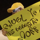 Doble de Feid se pasea por las calles con cartel para Anuel y le dice que Karol G no es su bebecita