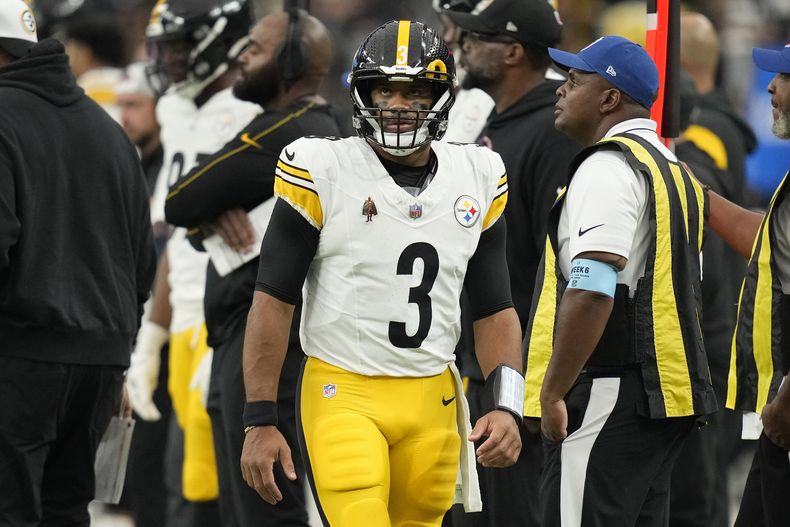 Russell Wilson (3), quarterback de los Steelers de Pittsburgh, camina en la banda del equipo durante la segunda mitad del partido de la NFL en contra de los Raiders de Las Vegas, el domingo 13 de octubre de 2024. (AP Foto/John Locher)