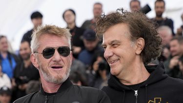 Sean Penn, izquierda, y el director Jean-Stephane Sauvaire posan para la foto en la presentación del filme Black Flies en el 76to Festival Internacional de Cine de Cannes, Francia, viernes 19 de mayo de 2023. (Foto de Scott Garfitt/Invision/AP)