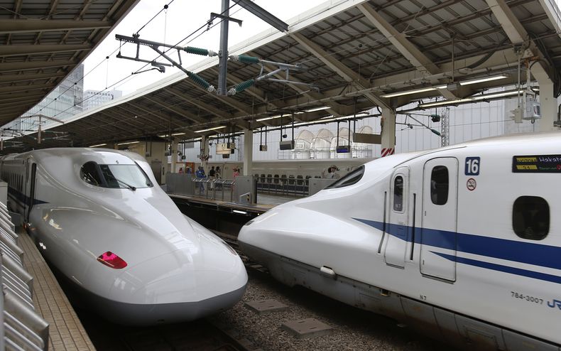En esta imagen del 24 de septiembre de 2014, un tren bala Shinkansen llega a la estaci&oacute;n de Tokio, en Jap&oacute;n.(AP Foto/Shizuo Kambayashi)